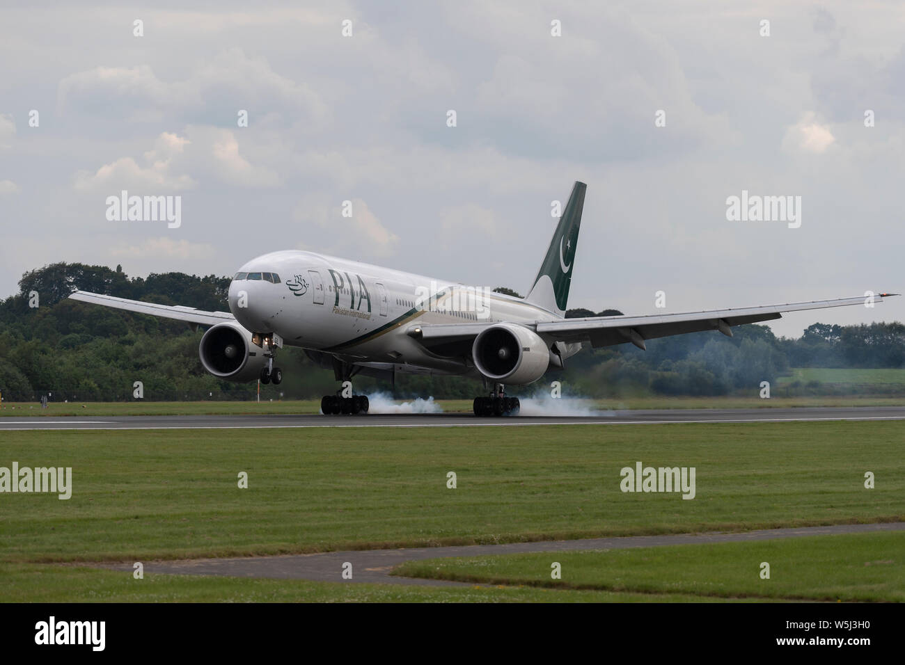 Un avión de Pakistan International Airlines aterriza en el aeropuerto internacional de Manchester (uso Editorial solamente) Foto de stock