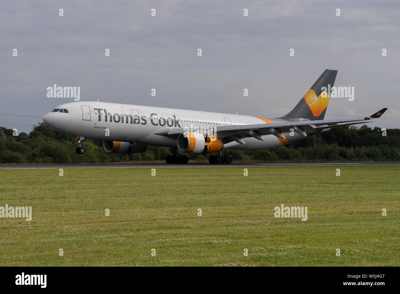 A Thomas Cook Airlines Airbus A330-200 aterriza en el aeropuerto internacional de Manchester (uso Editorial solamente) Foto de stock