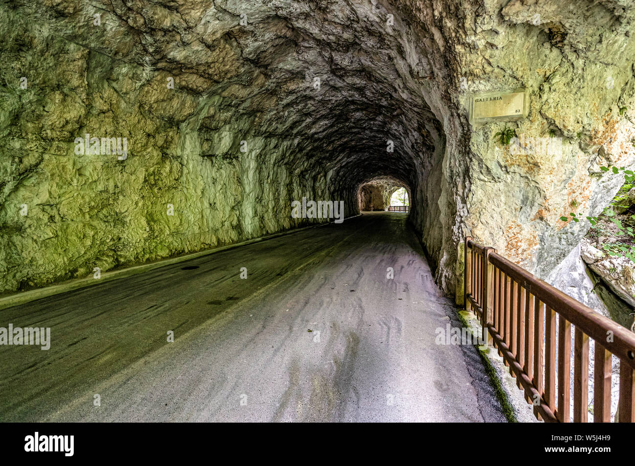 Italia Friuli Val Cellina Barcis - camino viejo de la Valcellina - Parque Natural de la Dolomiti Friulane Foto de stock