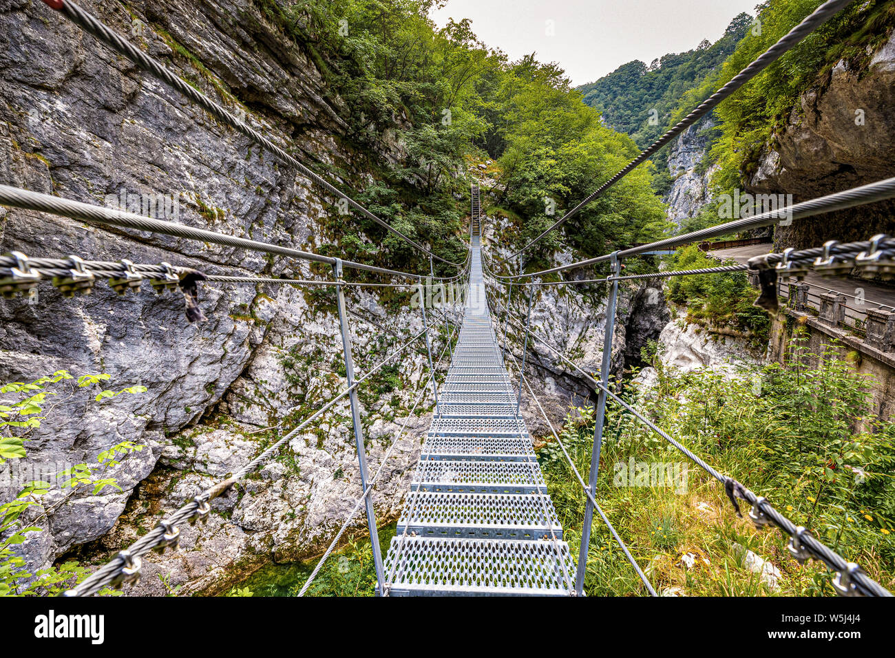 Italia Friuli Barcis Antiguo camino del Val Cellina - Puente del Himalaya - Parque Natural de la Dolomiti Friulane Foto de stock