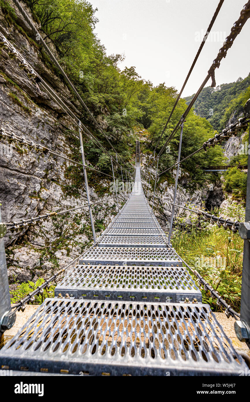 Italia Friuli Barcis Antiguo camino del Val Cellina - Puente del Himalaya - Parque Natural de la Dolomiti Friulane Foto de stock