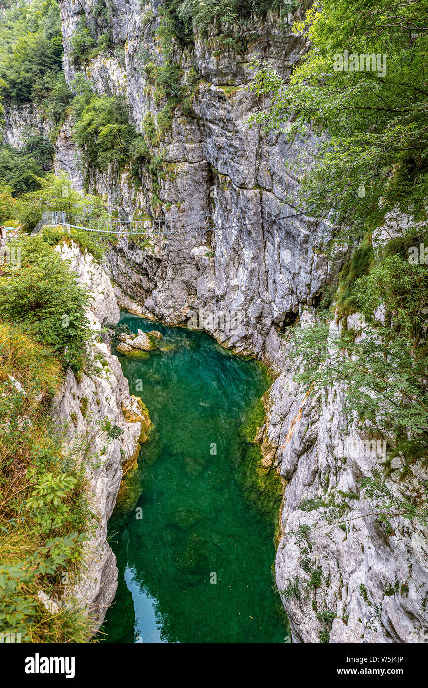 Italia Friul -Reserva Natural Toreent Cellina Forra del puente del Himalaya Foto de stock