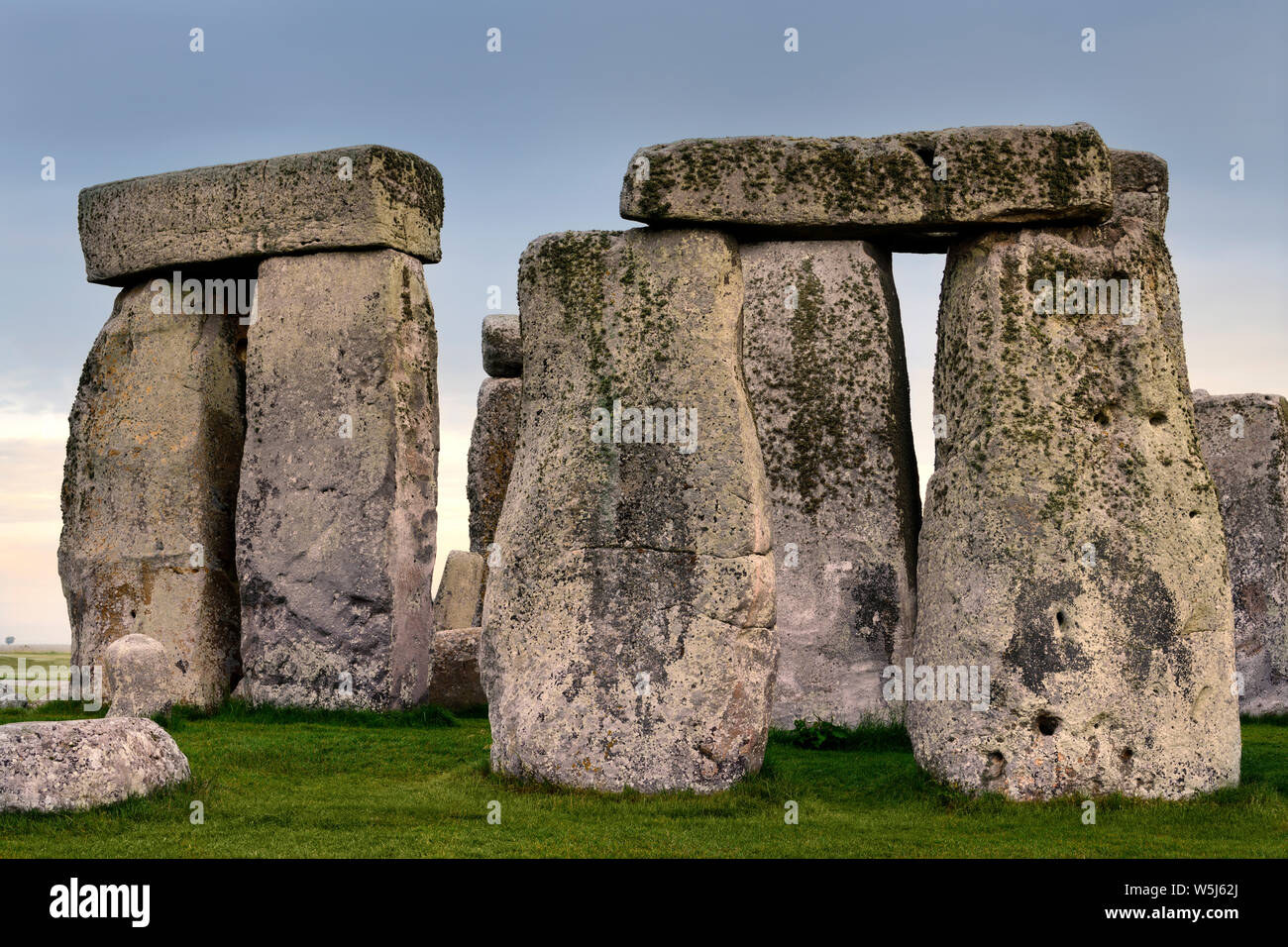 Alto Standing Stones con dinteles de Stonehenge círculo de piedra prehistóricas ruinas en la llanura de Salisbury en Wiltshire, Inglaterra, en la primera luz del amanecer Foto de stock