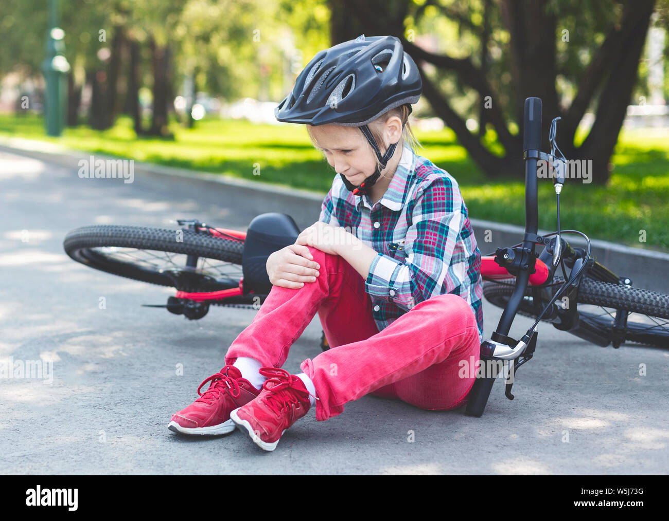Jovem Caindo De Bicicleta Ao Fundo Foto de Stock - Imagem de emocional,  caucasiano: 161385594