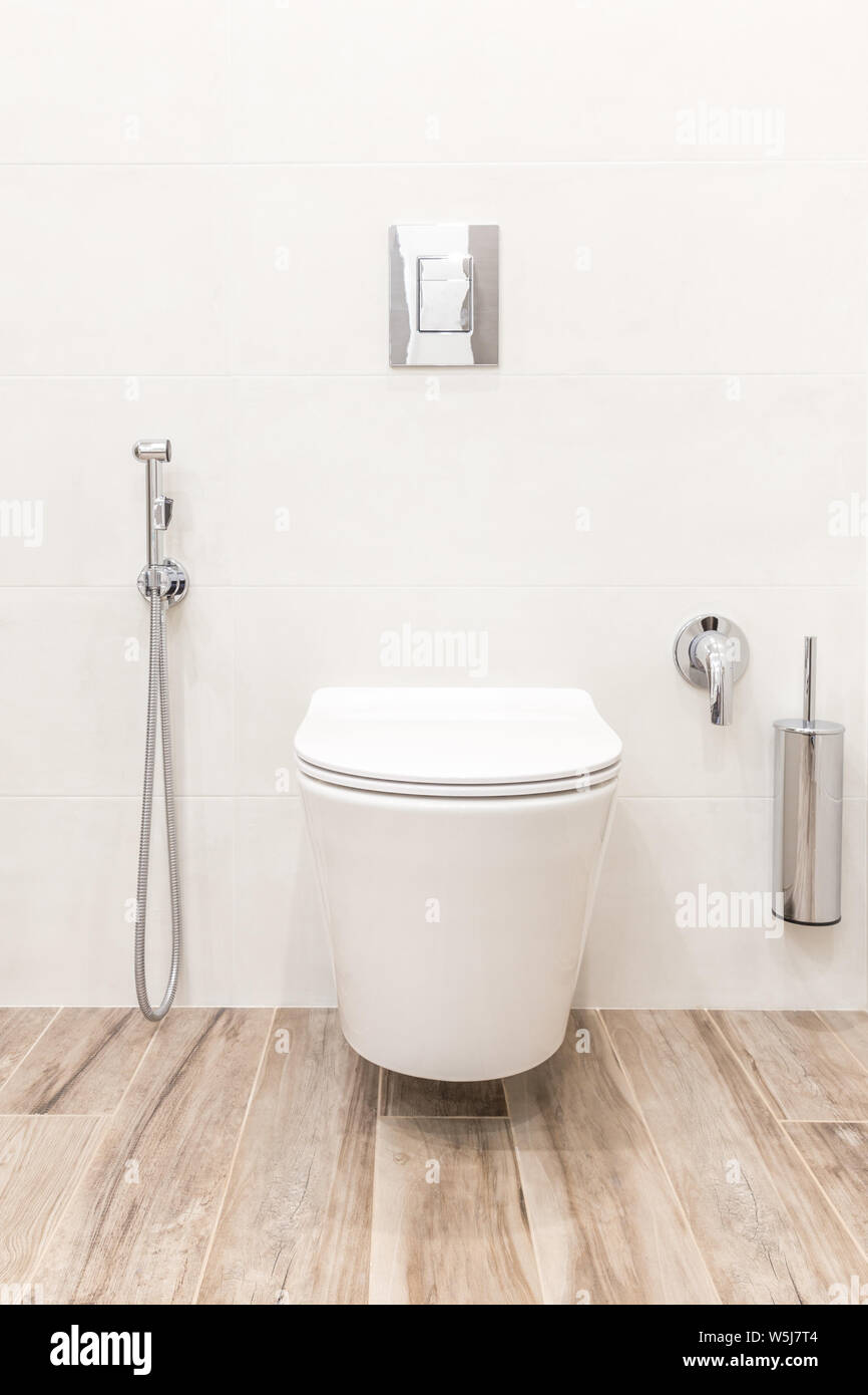 Taza de baño de estilo moderno, de color blanco Fotografía de stock - Alamy