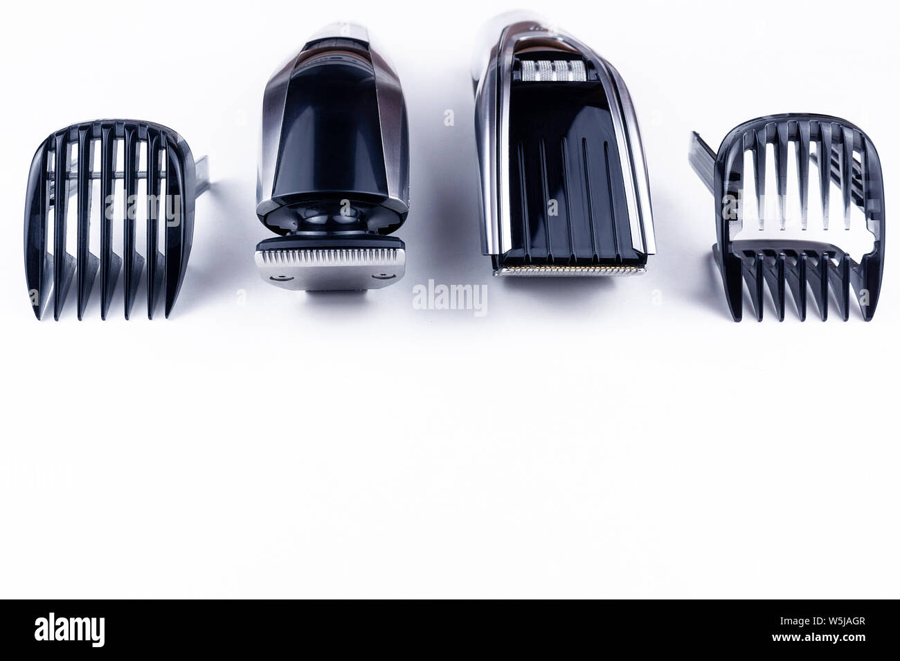 Máquina para corte de pelo. En la tabla son las tijeras y un peine.  Barbería. Cortapelos están sobre la mesa. Peinados pelo cortado Fotografía  de stock - Alamy