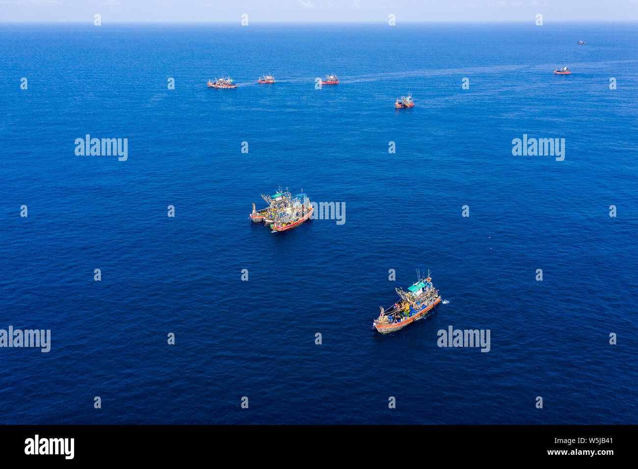 Sobrepesca insostenible - vista aérea de una flota de grandes arrastreros de pesca de recopilar operativo en Black Rock Island en el archipiélago de Mergui, mi Foto de stock