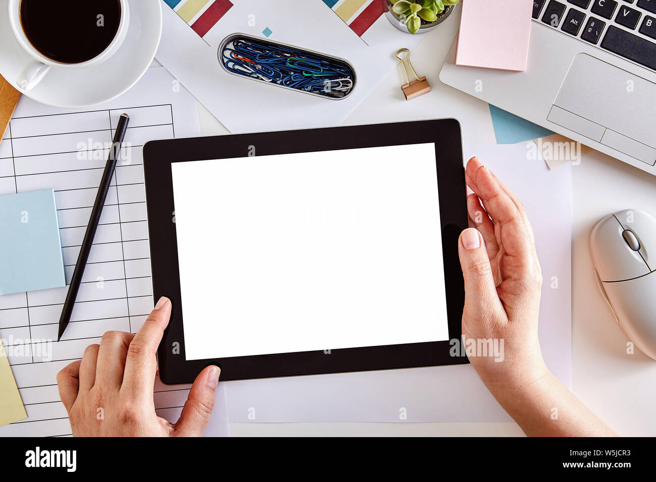 El Boceto de la imagen digital de manos usando un Tablet PC con pantalla en blanco en el escritorio. Vista superior Foto de stock