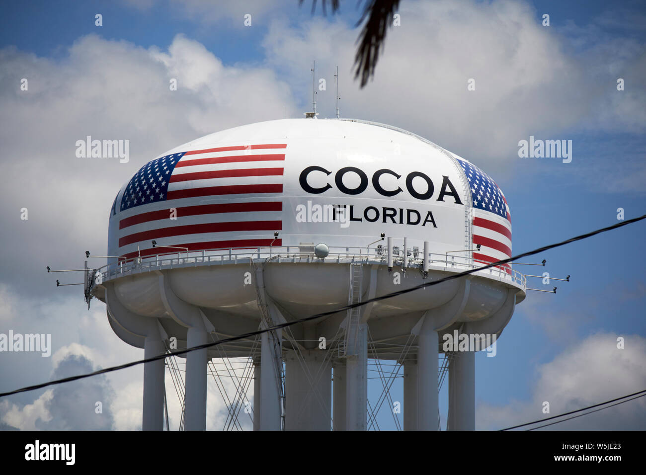 Torre de agua en Cocoa florida con una gran bandera estadounidense FLORIDA, ESTADOS UNIDOS DE AMÉRICA Foto de stock