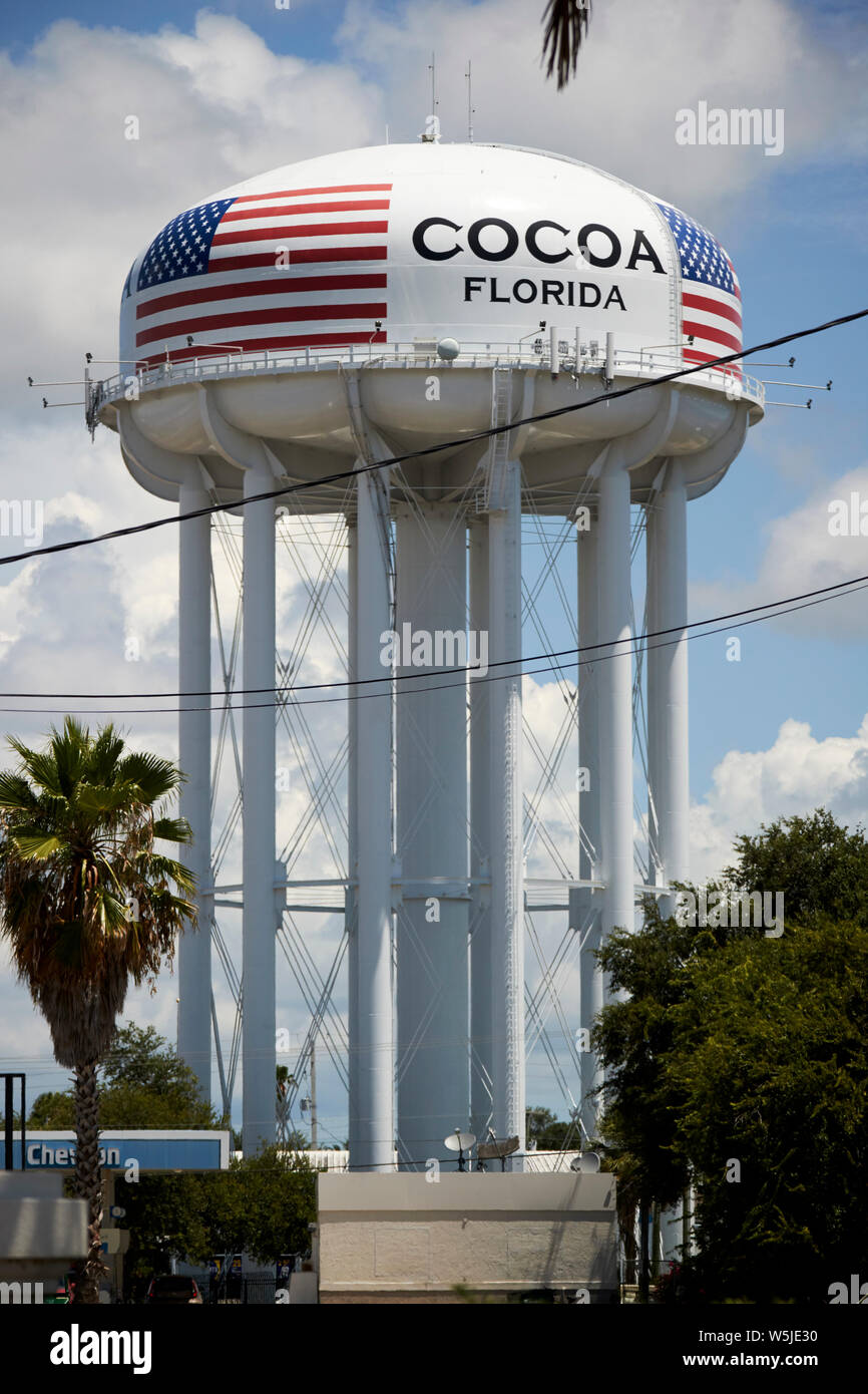 Torre de agua en Cocoa florida con una gran bandera estadounidense FLORIDA, ESTADOS UNIDOS DE AMÉRICA Foto de stock