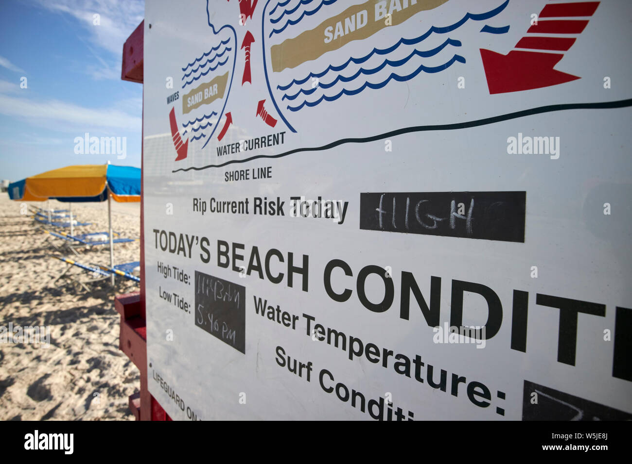 Las condiciones de la playa y rip tide riesgo presentan en estación de vigilante de la playa en Daytona Beach, Florida, Estados Unidos de América Foto de stock