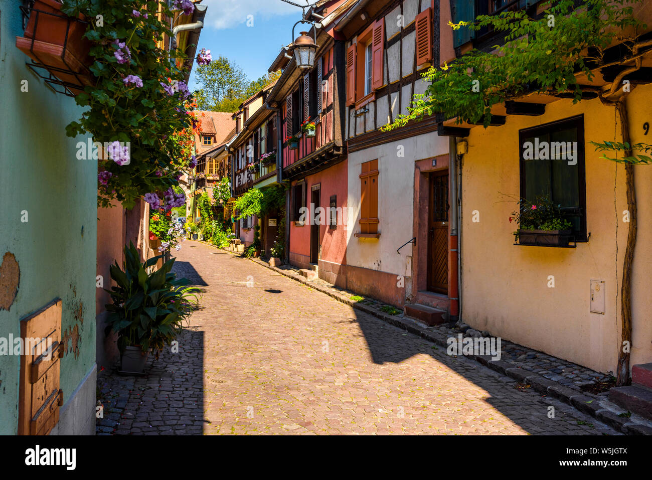 Narrow Lane en la pintoresca aldea turística Kaysersberg, Alsacia, Francia, Old Town en la Ruta del Vino Foto de stock
