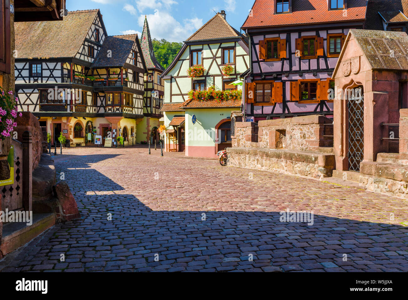 Pintoresca ciudad vieja en el centro histórico de Kaysersberg, Alsacia, Francia, casco antiguo con coloridas casas con entramados de madera y puente de piedra Foto de stock