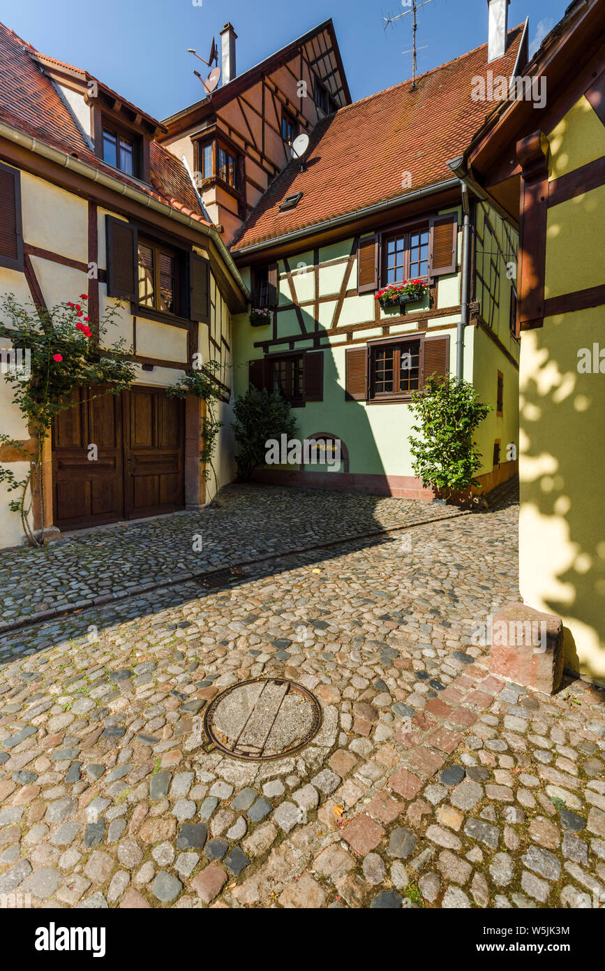 Lane escénica con arquitectura de madera en la antigua ciudad de Kaysersberg, Ruta del Vino de Alsacia, Francia, coloridas casas medievales, destino turístico Foto de stock