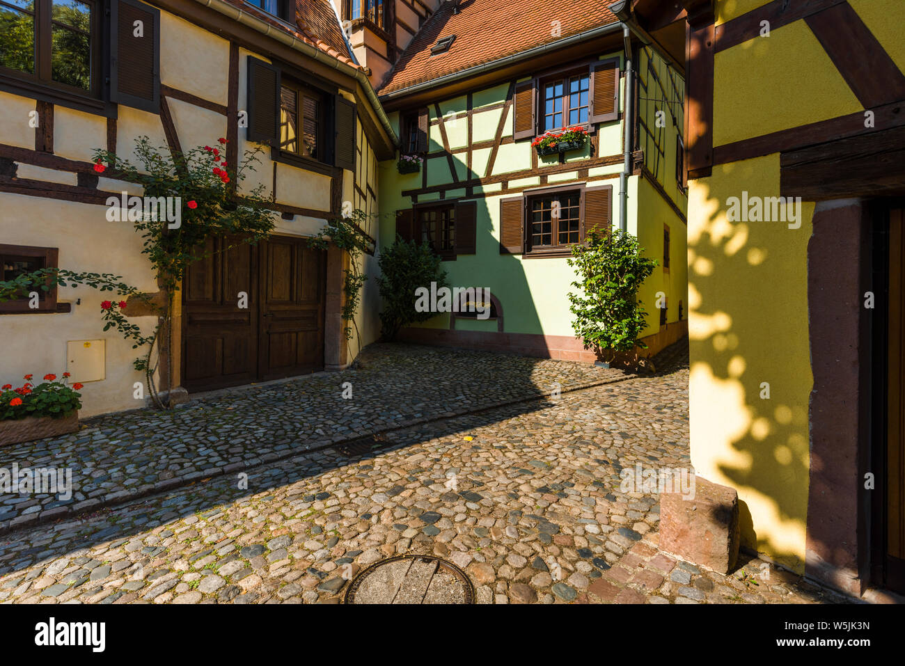 Lane escénica con arquitectura de madera en la antigua ciudad de Kaysersberg, Ruta del Vino de Alsacia, Francia, coloridas casas medievales, destino turístico Foto de stock