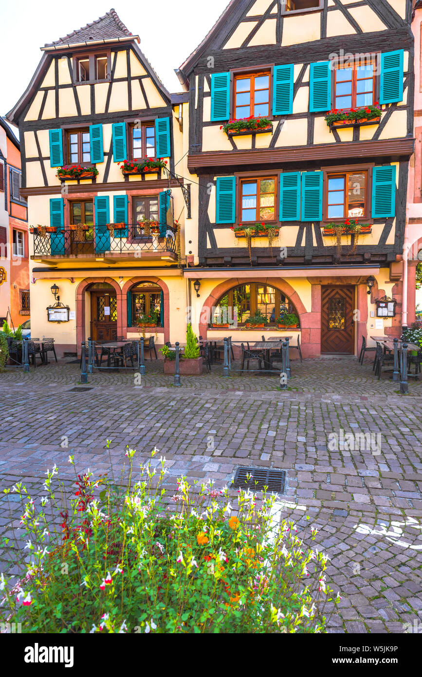 Coloridas casas con entramados de madera en Kaysersberg, Ruta del Vino de Alsacia, Francia, el pintoresco casco antiguo de la ciudad y destino turístico Foto de stock