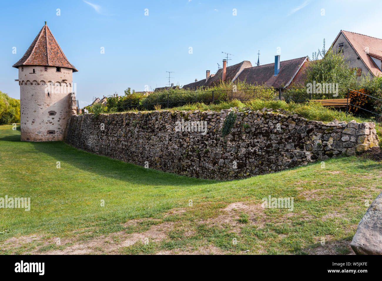 Bien conservada muralla de la ciudad con la torre de vigilancia de la aldea Bergheim, La Ruta del Vino de Alsacia, Francia Foto de stock