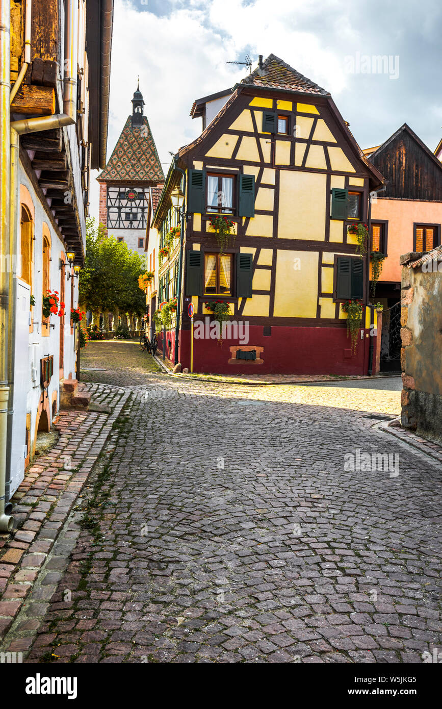 Sus casas de madera y la puerta de la ciudad en la aldea Bergheim, La Ruta del Vino de Alsacia, Francia Foto de stock