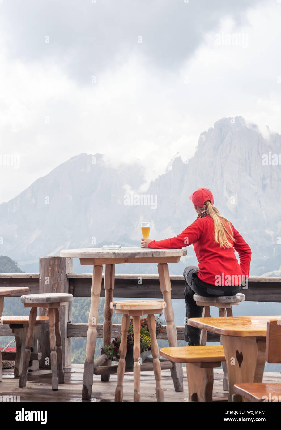 Mujer deportiva bebiendo cerveza en el café de montaña. Las personas y los estilos de vida concepto. Viajes y Aventuras Foto de stock