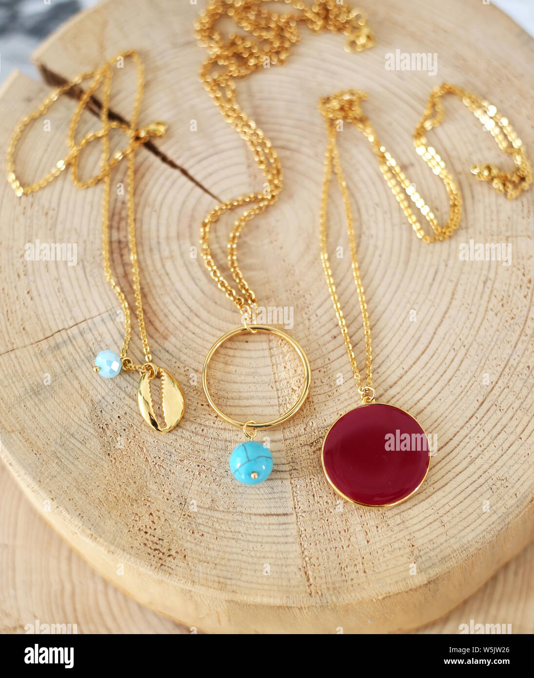 Cadena de oro collares con piedras turquesa - piedra roja - shell gold  Necklace - joyería griega Fotografía de stock - Alamy