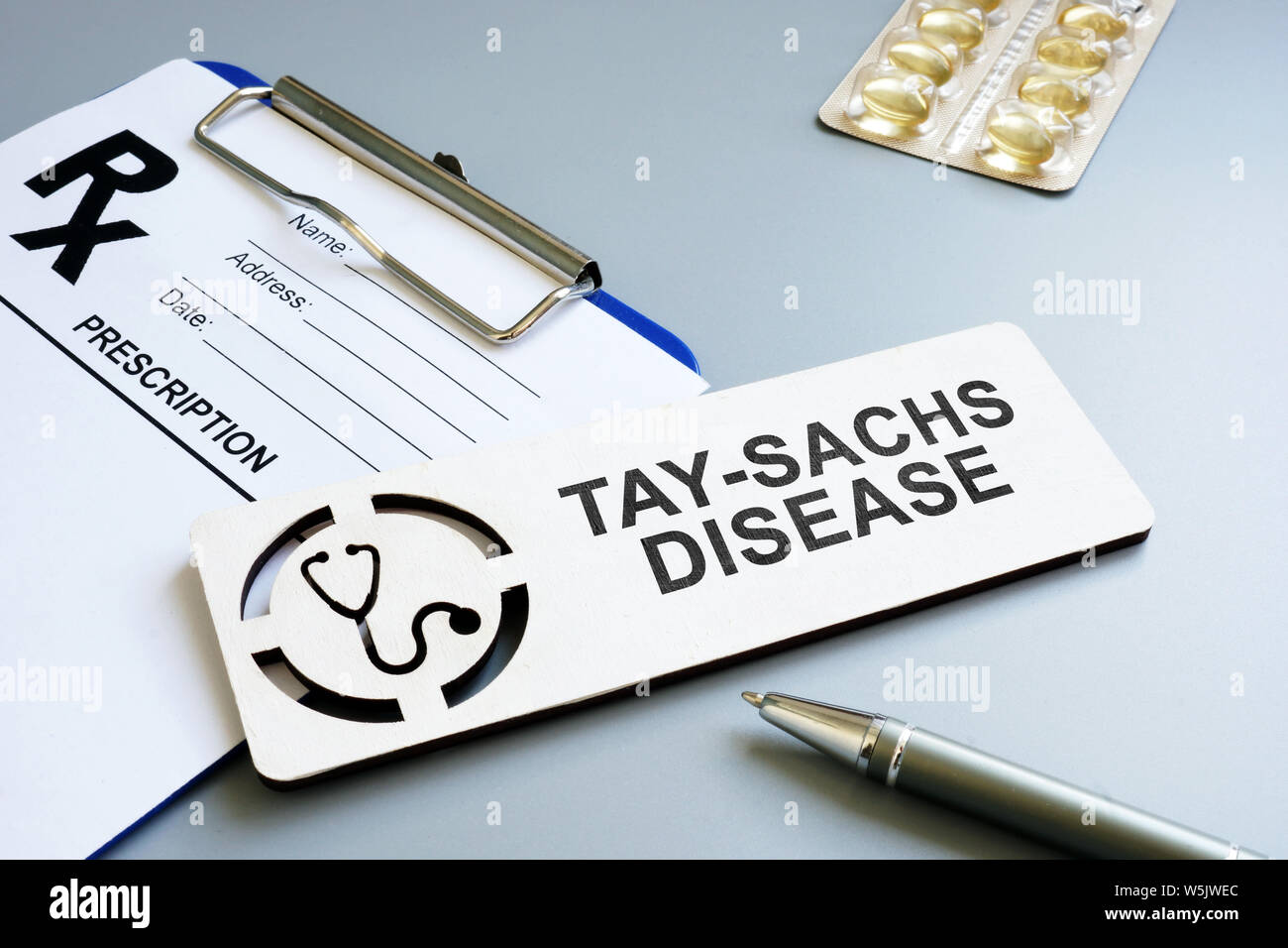 La enfermedad de Tay-Sachs concepto. Formulario de prescripción y la pluma. Foto de stock
