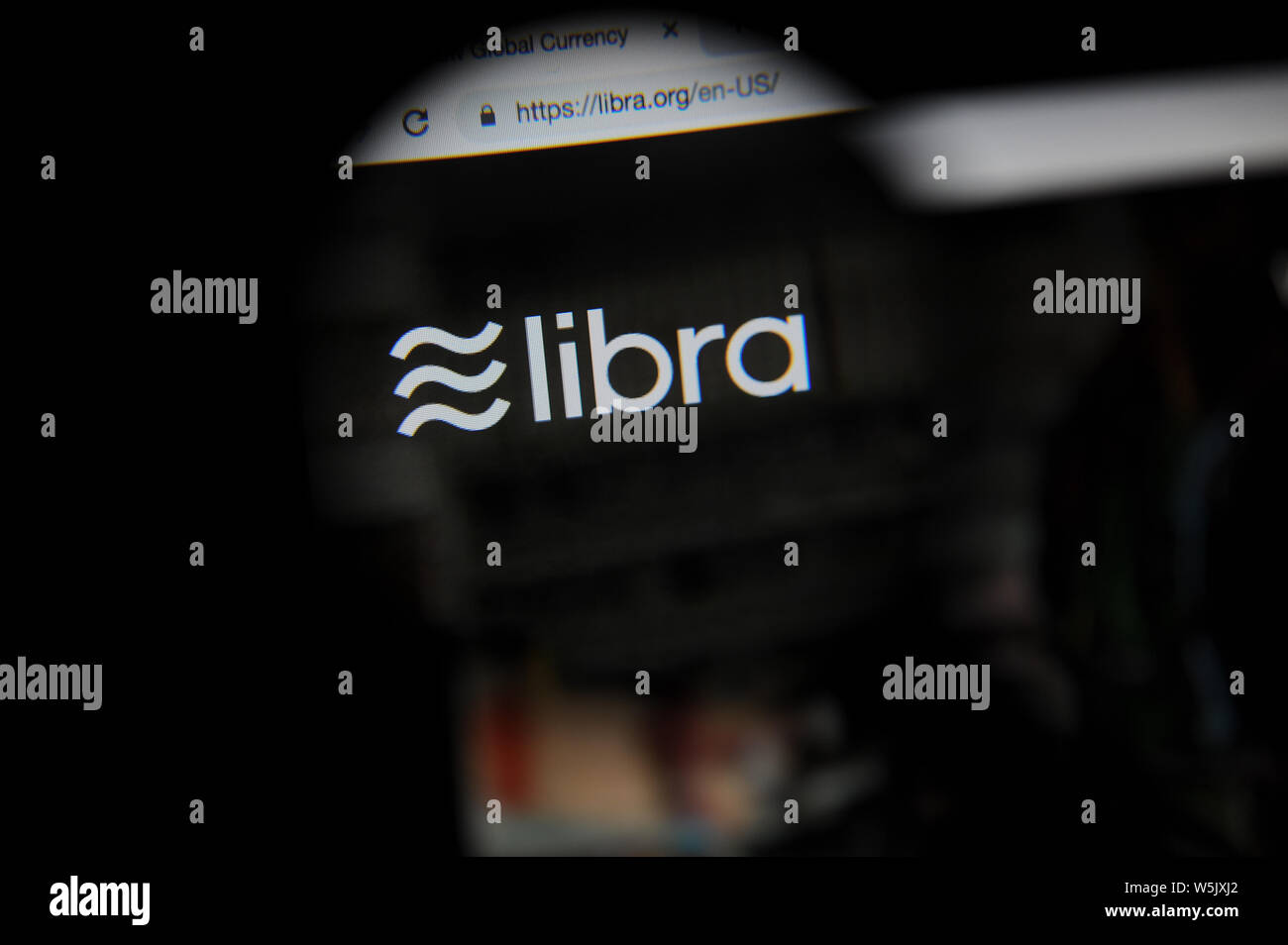 El libra cryptocurrency website vistos a través de una lupa, Libra está siendo desarrollado por Facebook Inc. Foto de stock