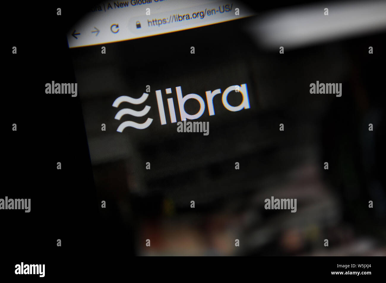 El libra cryptocurrency website vistos a través de una lupa, Libra está siendo desarrollado por Facebook Inc. Foto de stock
