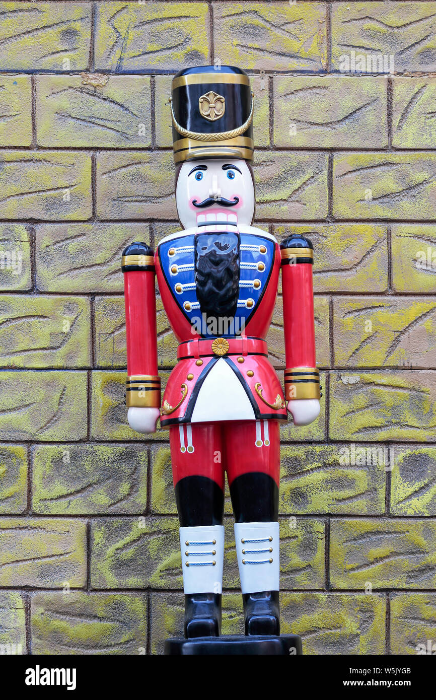 Visión vertical de la figura de un soldado de plomo con uniforme azul y  rojo, y un sombrero negro en un colorido paisaje exterior Fotografía de  stock - Alamy