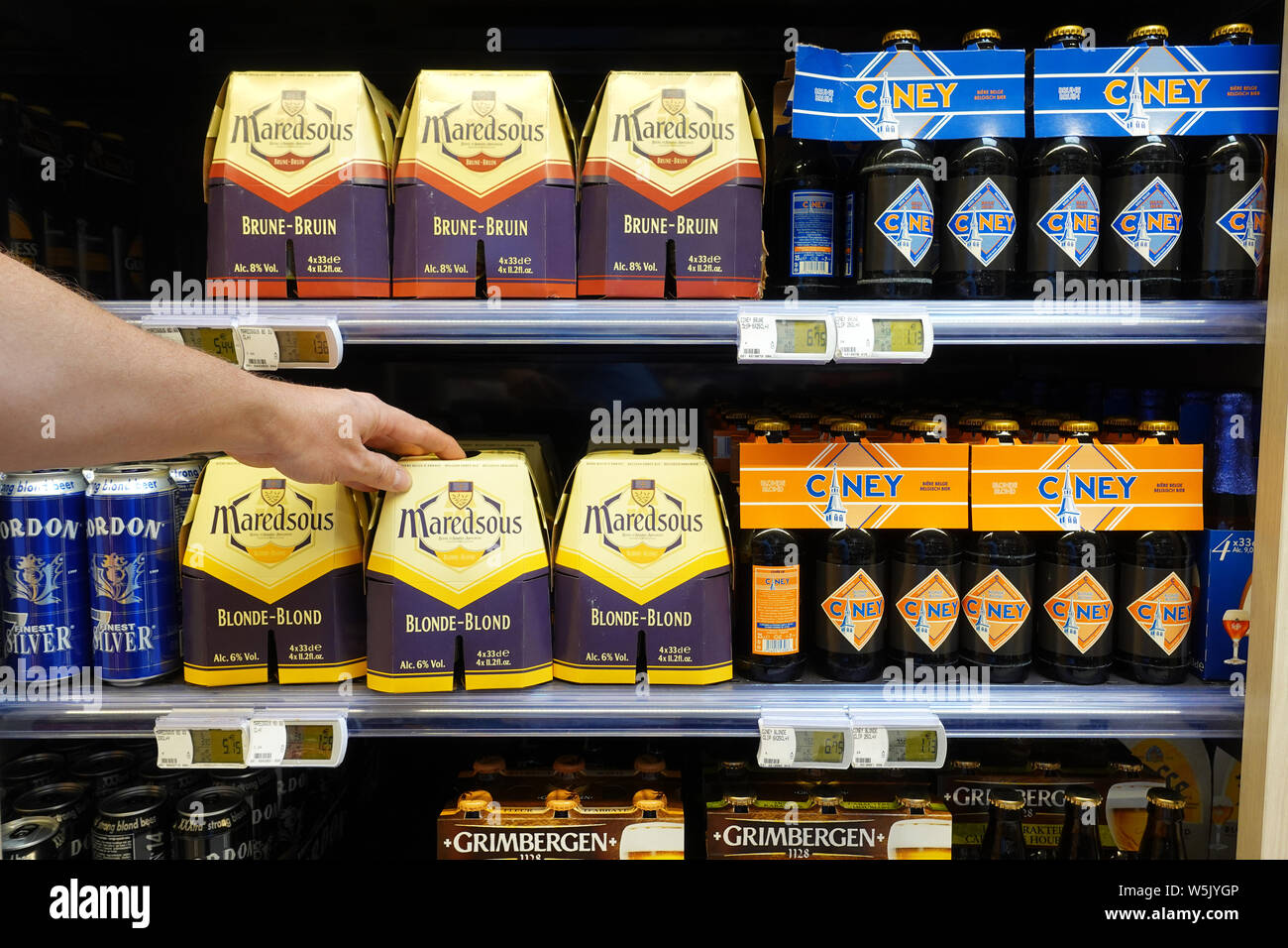 Cerveza de abadía en un supermercado Foto de stock