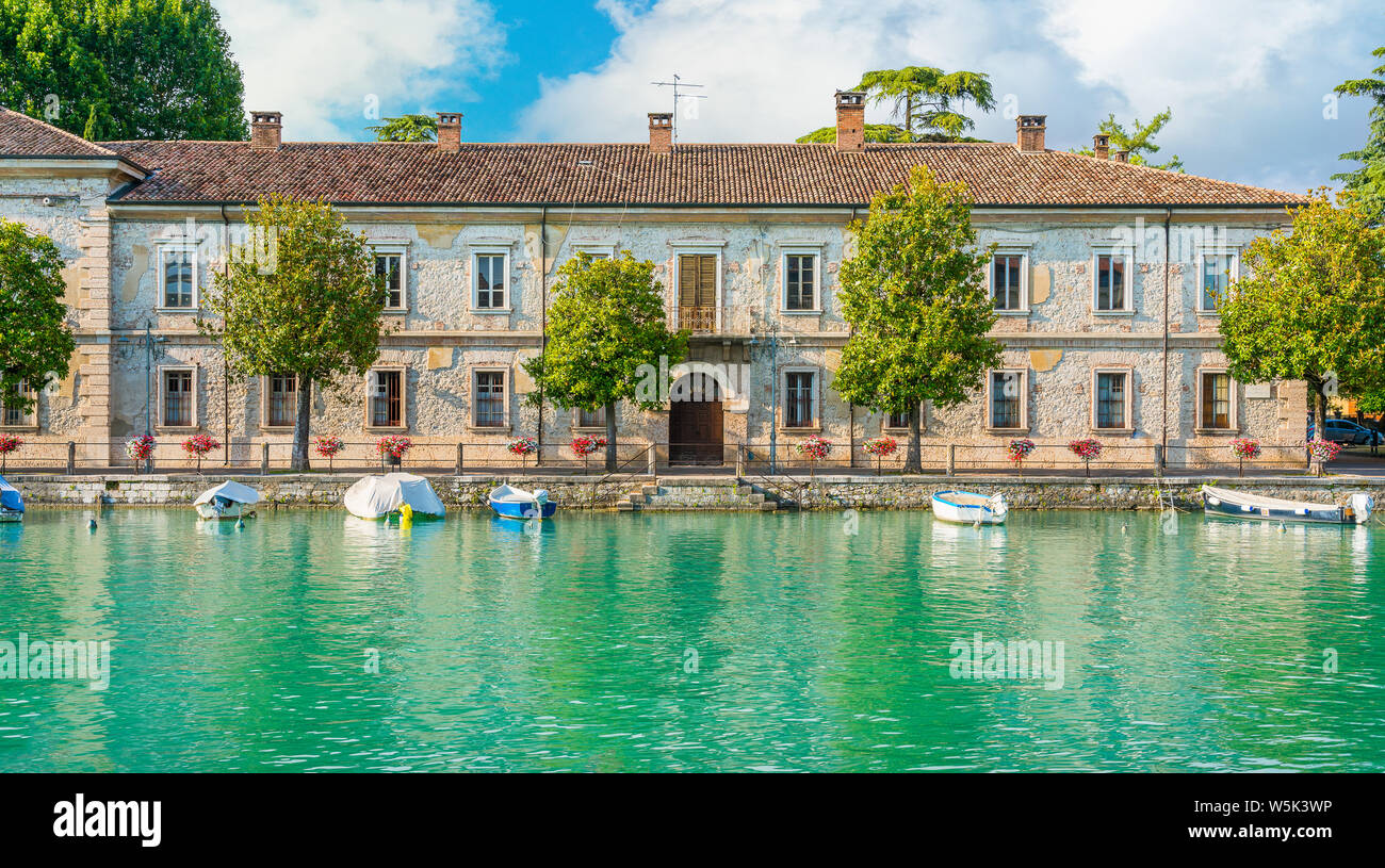 Espectáculo escénico en Peschiera del Garda, aldea en el Lago de Garda, en la provincia de Verona, Véneto, Italia. Foto de stock