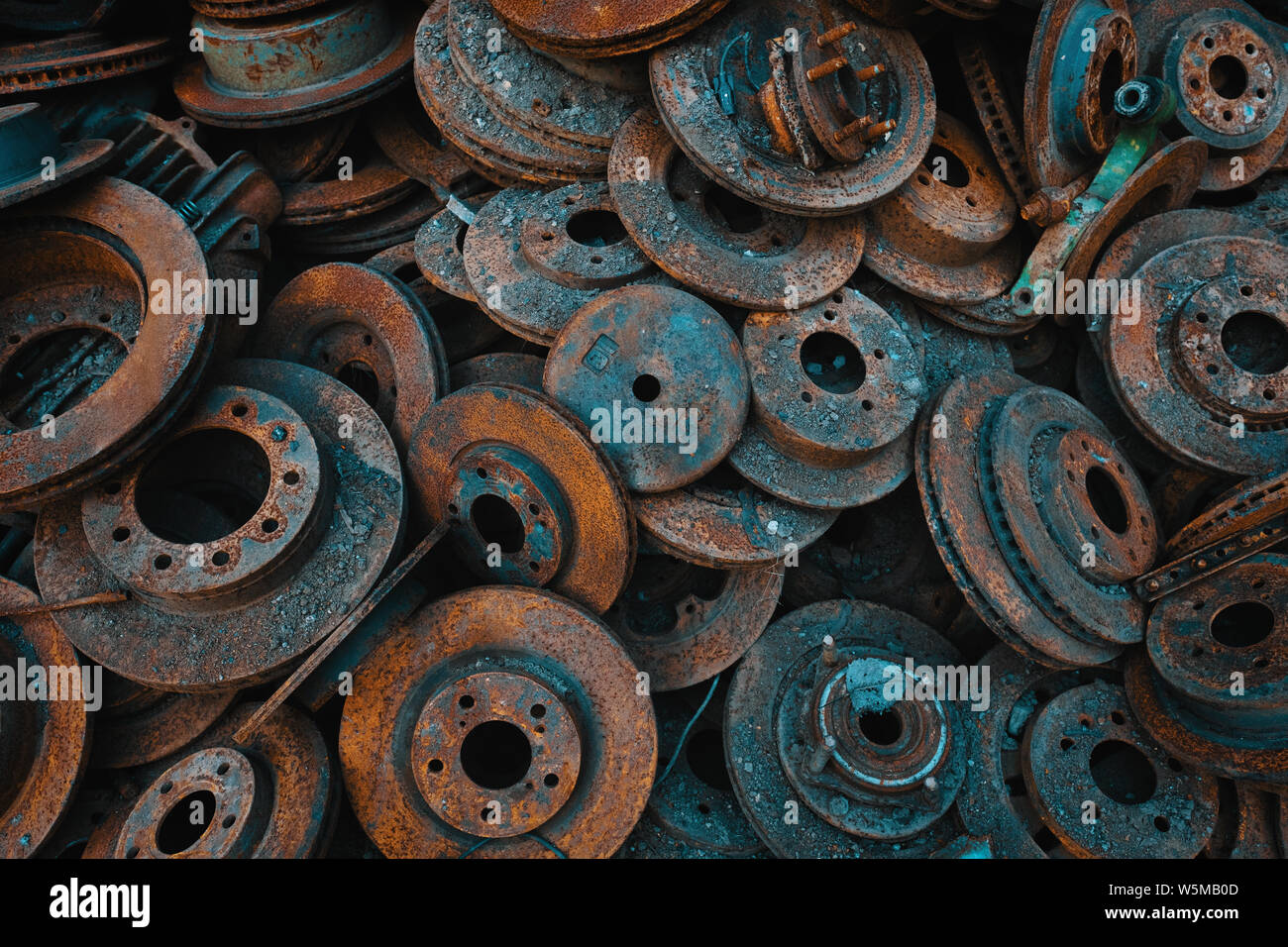 Un gran montón de oxidados, discos de freno desgastados Foto de stock