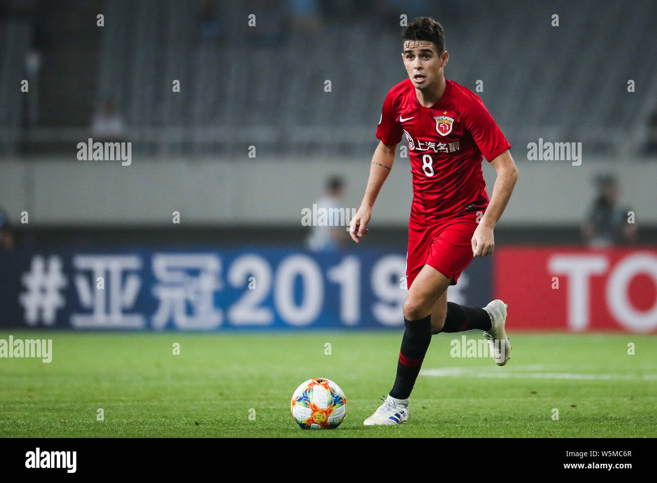 Jugador de fútbol brasileño Oscar dos Santos Emboaba Júnior, mejor conocido  simplemente como Oscar, China de Shanghai SIPG F.C. regatea contra  Australia Sy Fotografía de stock - Alamy