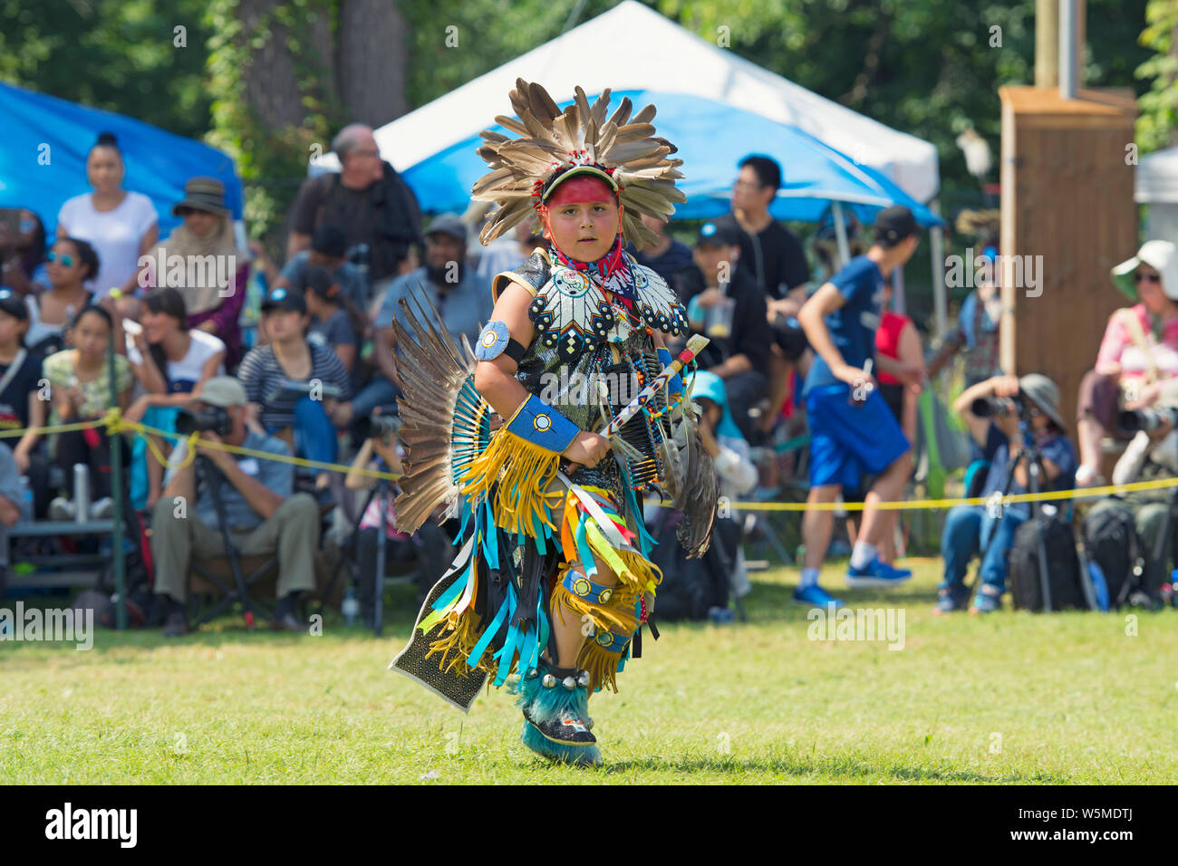 Chico bailarín tradicional en Regalia Pow Wow, Seis Naciones del Grand River Campeón de Campeones Powwow, Ohsweken Canadá Foto de stock