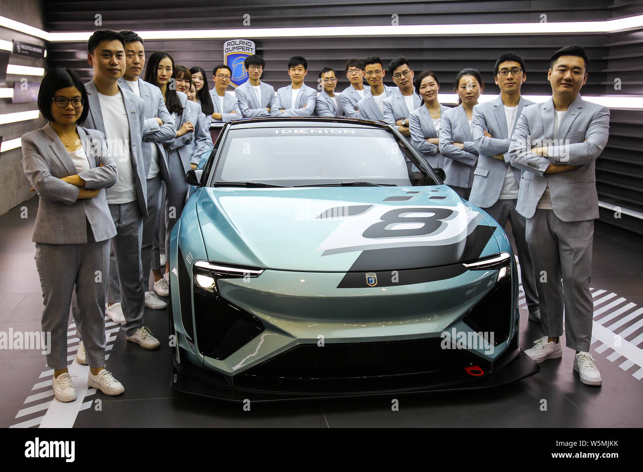 un-roland-gumpert-airways-ideenion-sports-car-se-muestra-durante-la-18-exposicion-de-la-industria-automovilistica-internacional-de-shanghai-tambien-conocido-como-auto-sha-w5mjkk.jpg