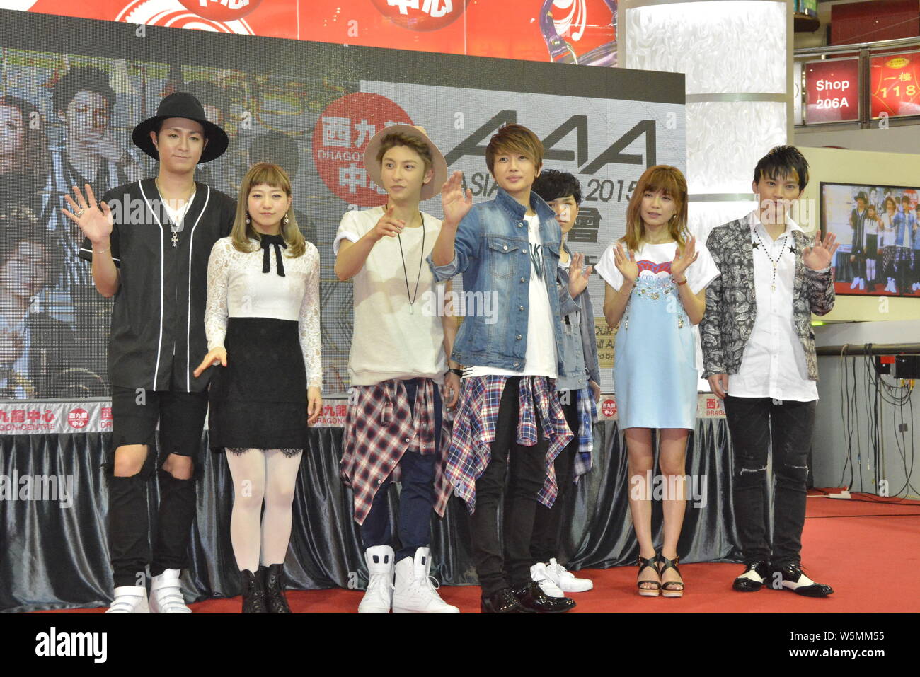 Grupo de pop japonés AAA (ataque todo alrededor) asiste a una reunión del ventilador durante su Asia tour en Hong Kong, China, 5 de abril de 2015. Foto de stock