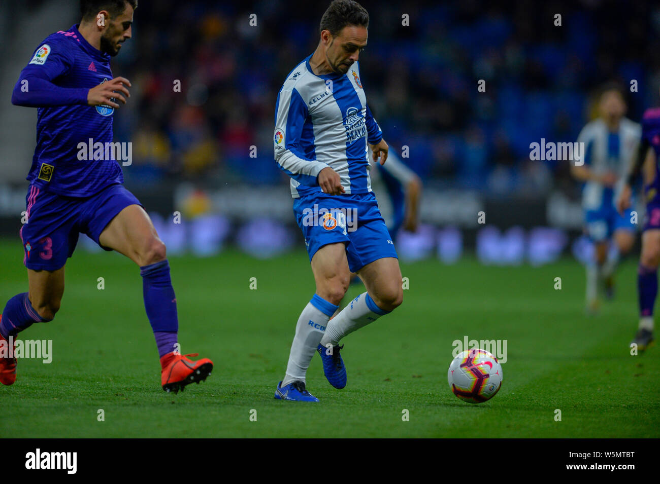 Sergio García, a la derecha, del RCD Espanyol desafíos David Costas del Celta de Vigo durante su 34ª ronda partido de la Liga en la temporada 2018-2019 RCD Fotografía de stock -