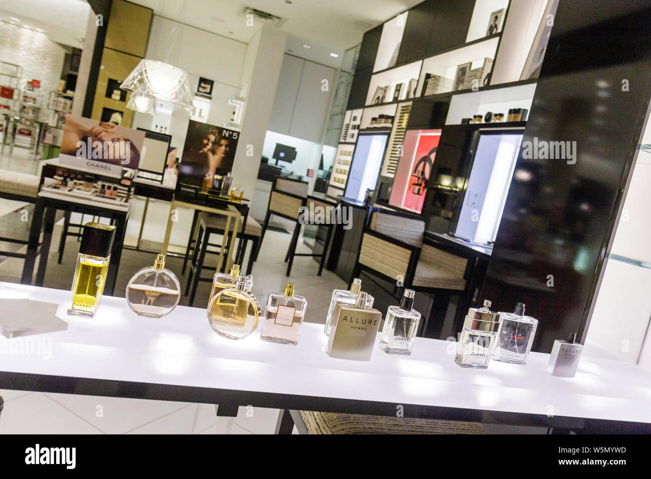 Perfume shop in shopping mall fotografías e imágenes de alta resolución -  Alamy