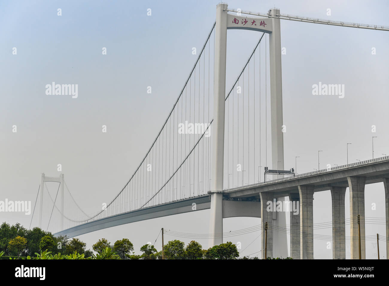 El Puente Nansha, anteriormente conocido como segundo puente Humen, abre al  público en el estuario del río de la perla en la ciudad de Dongguan, sur de  China de Guangdong provi Fotografía