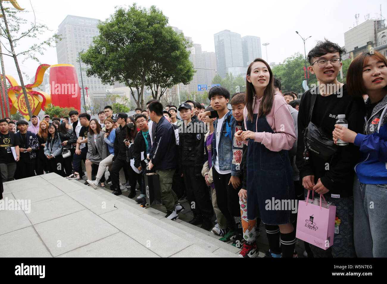 No esencial Mono Celda de poder Los jóvenes compradores chinos cola en frente de una tienda de ropa  deportiva de Nike para comprar zapatillas de edición limitada en la ciudad  de Xi'an, en el noroeste de la provincia