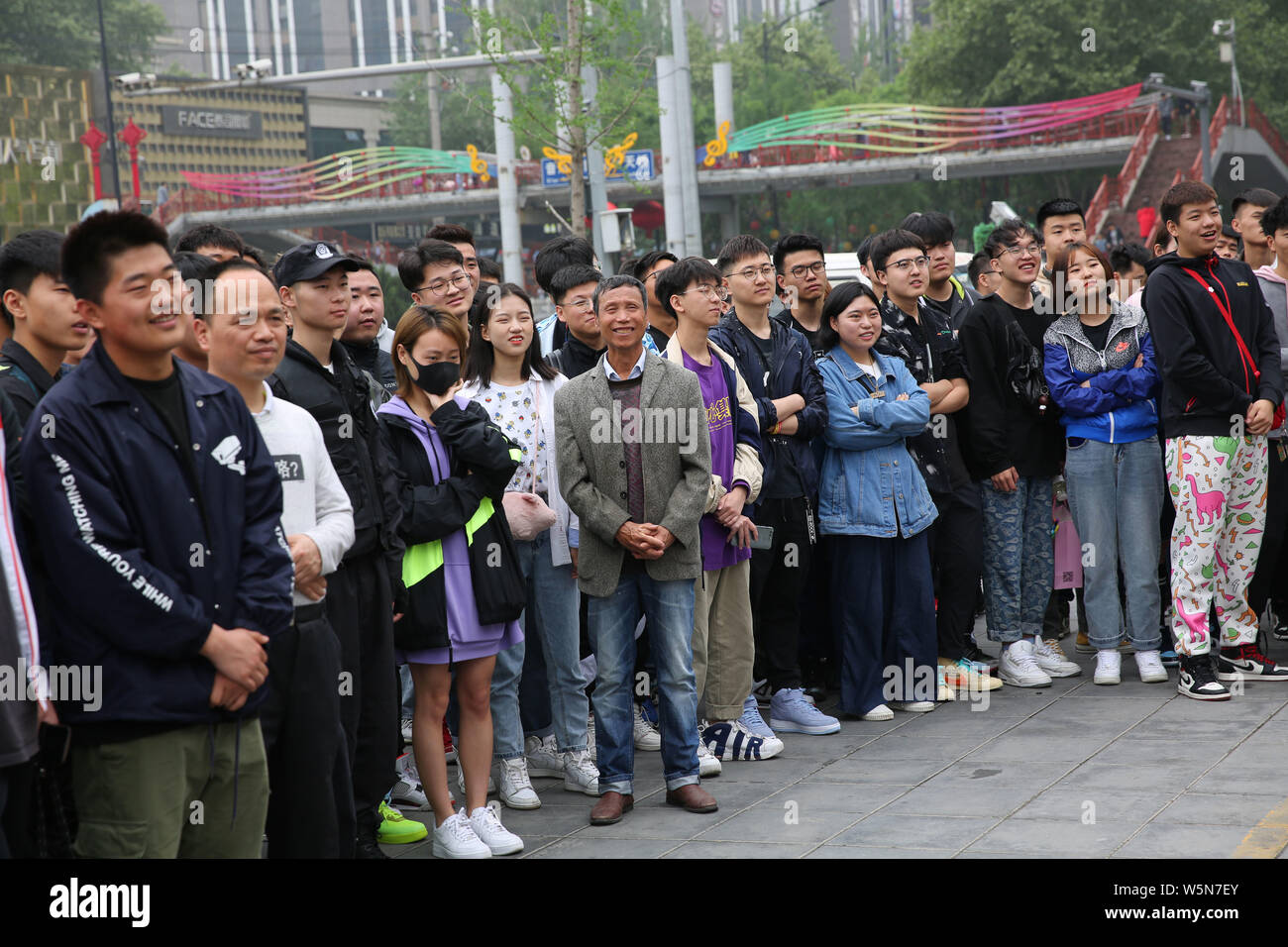 Los jóvenes compradores chinos cola frente de una tienda ropa deportiva de Nike para comprar zapatillas de edición limitada en la ciudad de Xi'an, en el noroeste de la provincia