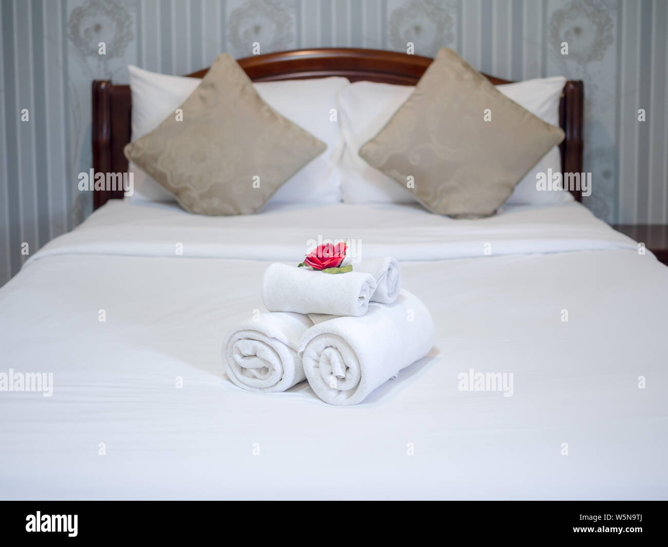 Cuelga toallas perfectamente en un toallero en el cuarto de baño en la  habitación de un hotel Fotografía de stock - Alamy