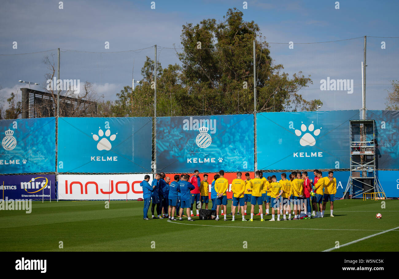 El equipo de miembros del RCD Espanyol tomar parte en una sesión de entrenamiento en la Ciudad Deportiva Dani Jarque en Sant Adria de Besos, Barcelona, España, 16 de 20 Fotografía