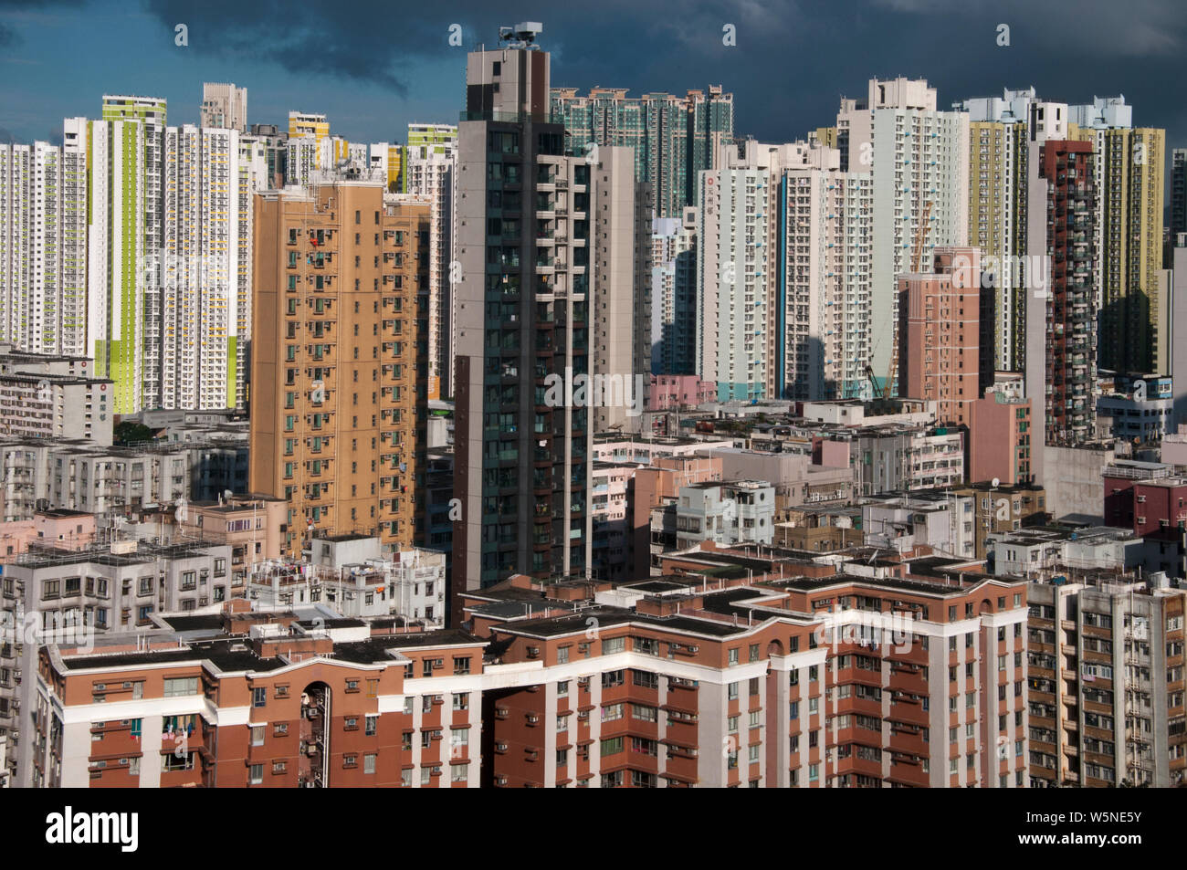 Horizonte de rascacielos de Sham Shui Po, distrito Kowloon, Hong Kong, China Foto de stock
