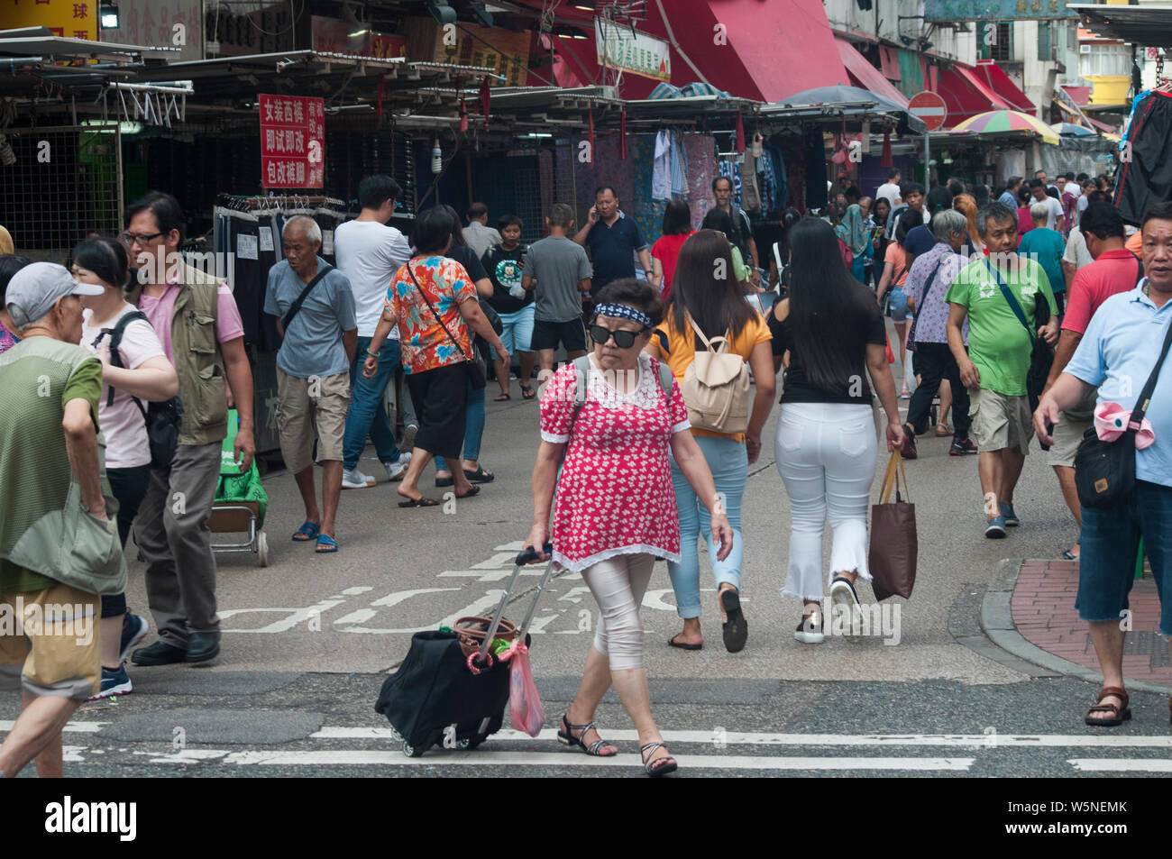 Las calles comerciales de Sham Shui Po, Kowloon, Hong Kong, China Foto de stock