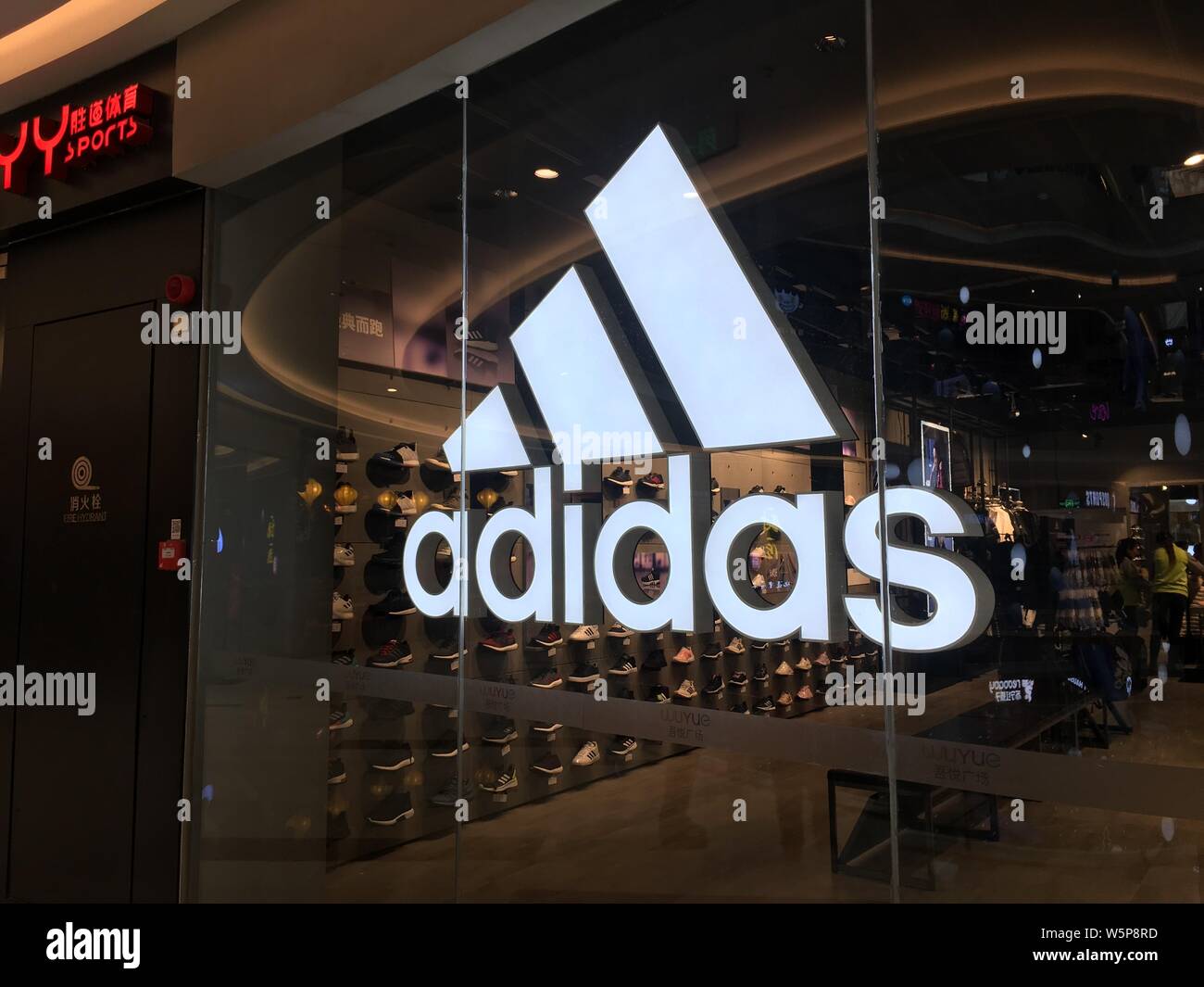 Archivo-Vista de una tienda de ropa deportiva de Adidas en la ciudad de  Suzhou, provincia de Jiangsu de China oriental, el 5 de enero de 2019.  Fabricante de ropa deportiva alemán Adidas