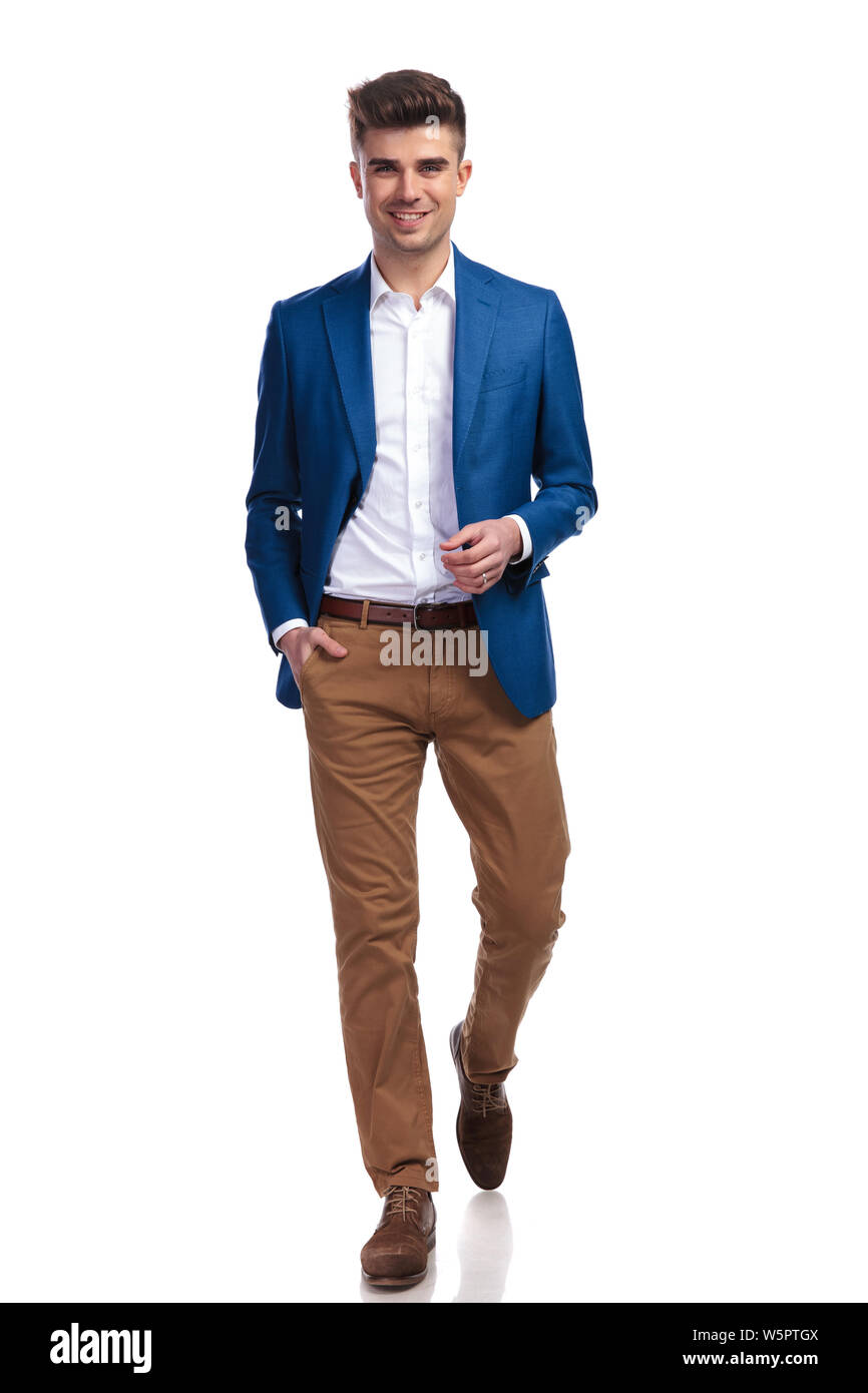 Joven elegante casual hombre hacia adelante sobre blanco Fotografía de - Alamy