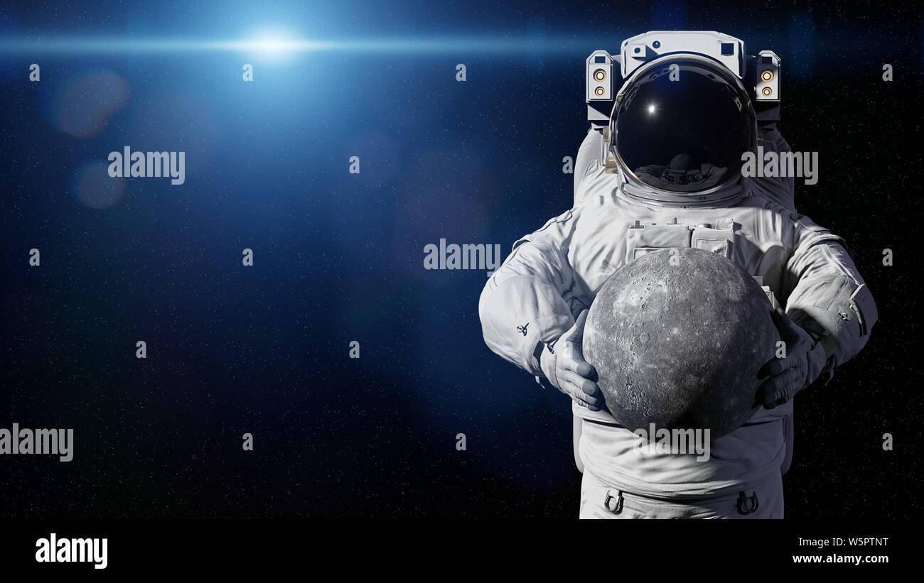 El astronauta celebración planeta Mercurio, mundo del sistema solar Foto de stock