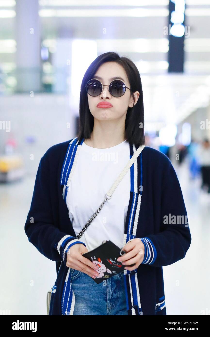 La cantante y actriz china Victoria canción o Canción Qian llega al aeropuerto internacional de Hongqiao de Shanghai antes de la salida en Shanghai, China, 15 m Foto de stock