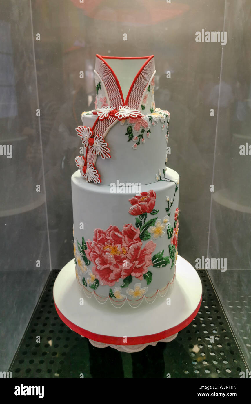Un fondant pastel con la forma de Cheongsam, vestidos tradicionales chinos también conocido como Qipao, aparece durante una exposición en Shanghai, Chi Fotografía de stock - Alamy Un fondant pastel con la forma de Cheongsam, vestidos tradicionales chinos también conocido como Qipao, aparece durante una exposición en Shanghai, Chi Fotografía de stock - Alamy