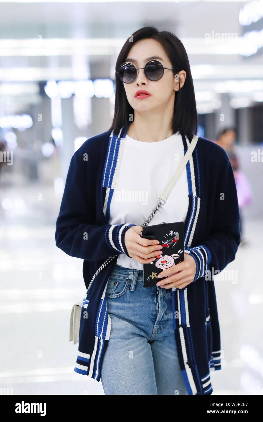 La cantante y actriz china Victoria canción o Canción Qian llega al aeropuerto internacional de Hongqiao de Shanghai antes de la salida en Shanghai, China, 15 m Foto de stock